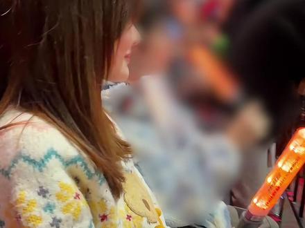 邻座视角!黄霄雲在张杰演唱会上被翻牌并抽到黄金 全程直拍 (转载自黄霄雲xhs)
原视频文案:
是谁在张杰演唱会抽到了5克黄金!!!
没错就是我!黄!霄!雲!
哇啊啊啊啊啊啊!
超级幸运的一天!!!
谢谢杰哥!!也希望好运也常常降临大家身边!!
(但是我为什么带了化妆师,但没有妆发???!!!啊啊啊啊啊啊!!!)
#黄霄雲 #张杰 #演唱会 #美女 #可爱