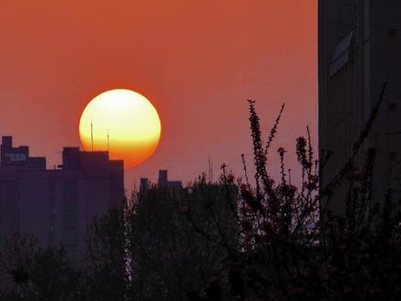 布清氺 | 开篇女主和男二已经结婚多年。
男女主初见是一次意外,男主当时十分e/m/o,女主好心安慰、开导男主,女主不经意间的善意让男主重新对生命燃起了希望。当男主终于决定挑明关系,约好和女主见面。哪知,女主无故失约,之后更是人间蒸发。男主苦苦寻觅多年,才找到了女主,并一步步靠近,才换来了和她的交集。
男女主再次见面,是在一场聚会上,女主此时已经已婚,男主还是单身,这次的见面女主以为是萍水相逢,但其实是男主蓄谋已久之后的结果。
在男主得知男二出车九之时,便开始了他的计划,让人私下收集所有证据。而男二为了自己的利益和名声把女主送到男主手上。从此,男女主开始明面上的纠葛。在两人进一步的靠近中,女主看到了男主的真心,慢慢爱上了男主。zui后女主和男二/离/婚,和男主在一起。
看似san观不正,实则是个很治yu的故事,男女主都是非常温柔细腻的人。男主为了和女主重逢,他做了好多好多呜呜呜呜
#文荒推荐 #小说推荐 #好书分享 #推文 #小说