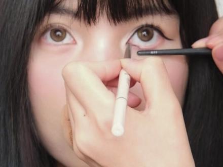 改变眼妆风格只要这六个步骤 换眼如换头!左眼清纯日杂,右眼清冷韩系,全流程教学,大部分用一支胶笔搞定
#眼妆教程#眼型调整#潮妆研究所#马年新妆新好物 #春节妆容教程