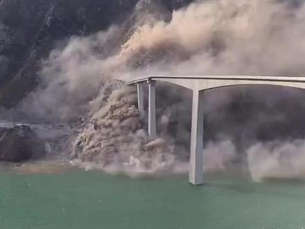 “云中之桥”四川省阿坝州一桥梁垮塌