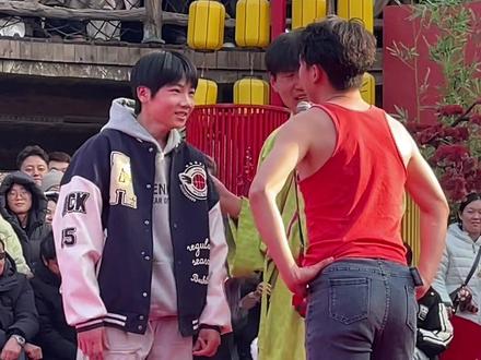 两大网红斗舞,太有看点了,节目效果拉满!#万岁山武侠城 #万岁山老嫂子 #老嫂子欢乐大舞台 #来万岁山武侠城看斗舞了 #万岁山斗舞还是太有节目了