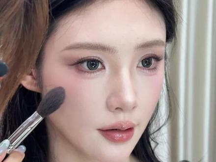 闺蜜速来抄作业!化妆师私藏的韩系千金妆秘诀! 淡颜姐妹直接往脸上套,真的温油又显贵~
姐妹们速速跟练!
#妆容分享 #妆容教程 #美妆干货 #妆教 #化妆