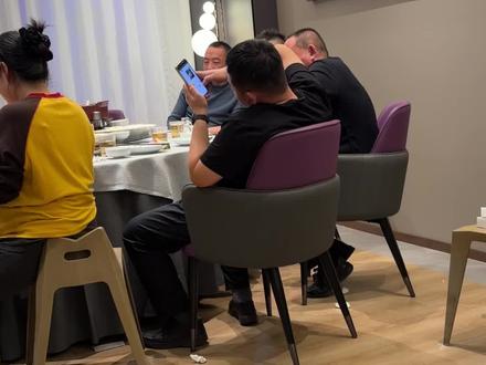 跟谁聊天,咱也不敢说,也不敢问。