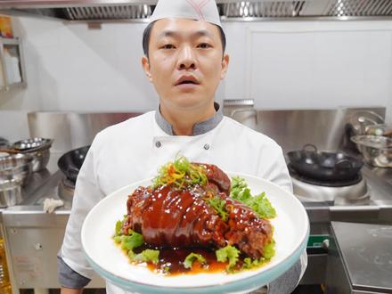 大厨教做年夜饭肘子一凉一热,回忆往事,炒糖色是种危险的技术活 #年夜饭 #肘子 #美食趣胃计划
