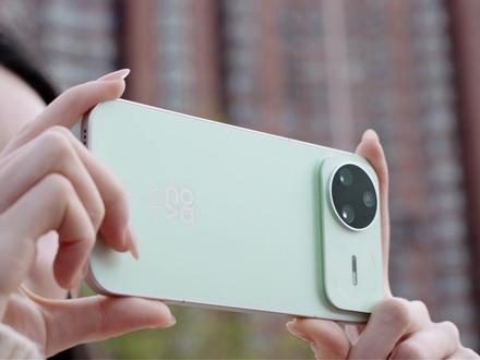 华为nova 15 Pro体验:能打iPhone吗 华为nova 15 Pro来了!这次最大的亮点就是——前后双红枫镜头,甚至连Mate系列都没有的前置红枫镜头,它居然有!那它的“色准”到底准不准?看完你就知道。
#华为 #华为nova15Pro #红枫镜头 #华为拍照 #人像