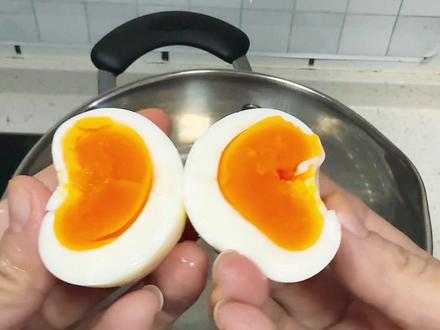 三种时间的鸡蛋都试了,还是9分12秒配酱油绝绝子 不愧是每天吃40个鸡蛋的蛋神#跟着蛋神煮鸡蛋#蛋神