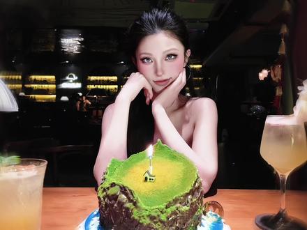 发明这个生日转场的简直太天才了!包教会教程版来啦 #我也拍上生日转场啦 #抖音生活观察计划#生日快乐 #Forget抖肩卡点舞挑战 #流光BGM复古氛围感绝了
转场创意是张张小天才@Real机智张 超喜欢的博主!跟拍是出镜本人~
文案版教程来袭,这个超级丝滑生日转场教程来啦~闺蜜们速速来学,一个人也可以搞定!
针对大家关心的部分拆解(1拍摄出片、2丝滑剪辑),轻松get同款!(妆容穿搭等等我录继续出!)
part1拍摄(重点过程、出片口诀)
1、首先我们拍第一段点蜡烛许愿(顶灯变暗),这里可以自己左手拿着小支架驾着相机或手机,跟随你的右手镜头推进,更有第一视角的感觉。然后对准蛋糕将双手打开。
2、然后拍第二段(顶灯光变亮),胳膊放桌面连续的摆poss口诀:假装开心的腮帮子痛、脖子痛、手腕痛,座椅低一点可以凹出美美的一字肩!
part2剪辑(重点美颜不掉、bgm提取、丝滑波纹效果)
1、美颜不会掉,秘诀就是剪辑和美颜分开!先将人物素材导入wink,脸蛋工程装修一下,再导出片段全部放到剪映。
2、BGM,大家可以下载我的视频,点击音频提取bgm,根据音乐节奏卡点删除多余的画面
3、3个转场丝滑小妙招来了~第3个最重要!
一是将第二部分素材切画中画,然后拖动到双手即将打开的部分。将画中画选择蒙版,然后将镜面蒙版旋转90°并且羽化。在手打开的过程逐一去添加关键帧,蒙版也根据手打开的大小来逐一放大,就这样重复操作。
二是给主轨道的视频添加最少3个关键帧,中间的关键帧微微放大点画面
三是选择转场眨眼特效覆盖全部衔接的视频,同时选丁达尔旋焦特效,参数如图,作用对象选全部视频,就得到了两侧丝滑波纹效果!
最后把视频添加变速选择蒙太奇慢动作,勾选智能补帧,加个滤镜就完成了。
!!!后续继续出本次妆容-流光妆-详细妆容教程(助力闺蜜做绝美生日主理人)
有疑问评论区尽管问煮啵哈~~