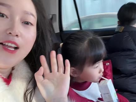 回娘家过年啦!带了 “招商银行”和 “建设银行”来给外公外婆 “送礼”。这一路,从 “我一个人回家”变成 “我们四个人回家”。重走小时候的路,看这两个小家伙开心的笑容,突然觉得,这就是岁月最好的馈赠。#回娘家 #大年初二回娘家
