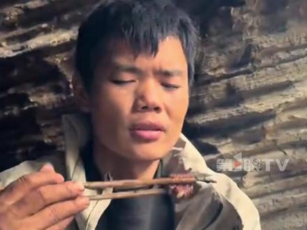 吃得满嘴流油!“张家界七星山”荒野求生挑战赛,“荒野建哥兄弟”设陷阱捕获小野猪,过上了大口吃肉的生活。主办方:是提前投放的驯养二代野猪。