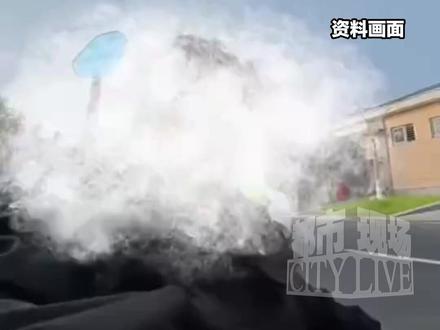 男子欲骑摩托上高速被交警拦下,交警称“是不是张雪机车给你打鸡血了”。男子拿出《国家道路交通法》反驳交警。4月14日,盐城南高速回应:江苏省禁止摩托车上高速。#男子欲骑摩托上高速被交警拦下#精选主播说