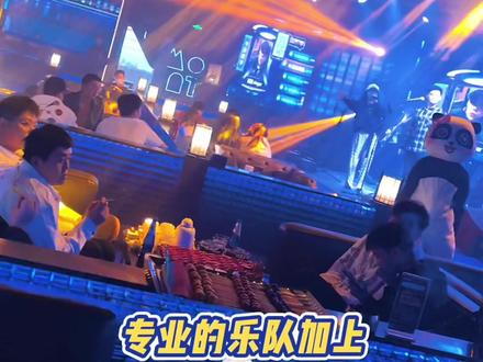 这家氛围超好的小玖馆,不允许大家还不知道,现场听着歌喝着9,没有比这更惬意的事了~#荆门貳麻酒馆 #酒后行为艺术家 #网红酒吧打卡 #美食探店 #酒馆 #清吧 #好店