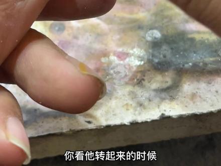 今天给福州的大哥用我收回来的废旧首饰加工一个20克实心儿的锤纹金珠子,用来搭文玩配饰!!猜猜我砸的那个项链儿是什么场合戴的😂喜欢的话帮我点个赞我是你们诚实的大弟
