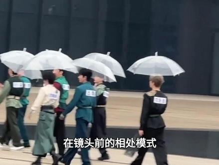 跑男路透引热议,白鹿独自快步前行,昔日搭档默契不再引发猜测#跑男#白鹿#娱乐评论大赏