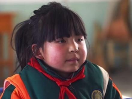 无意间刷到一个纪录片,我竟在一个小女孩眼里看到了疲惫#香溢人间 #纪录片#香溢人间洗衣服小女孩