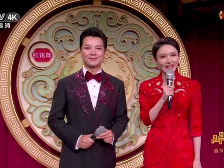 吉量(jí liàng)是中国古代神话传说中的一种神马,也被称为吉良、吉光等,是吉祥和长寿的象征。
它最早出自《山海经·海内北经》,书中描述其外形为“缟身朱鬣,目若黄金”,即有着雪白的身体、朱红色的鬃毛和像黄金一样闪闪发光的眼睛。 最核心的传说在于,骑乘它的人可以获得千年的寿命,因此它也被认为是《山海经》中“最吉祥”的神兽之一。 此外,传说它的皮毛制成的裘衣入水不沉、入火不焦,也体现了其非凡的特性。
吉量的形象常被赋予美好寓意,其雪白的身躯象征圣洁,金色的眼睛代表光芒,朱红的鬃毛则寓意生机与希望。 近期,歌手周深在春晚演唱歌曲《吉量》,也让这一古老的神话形象受到了更多关注。
掌声有请周深。带来的吉量