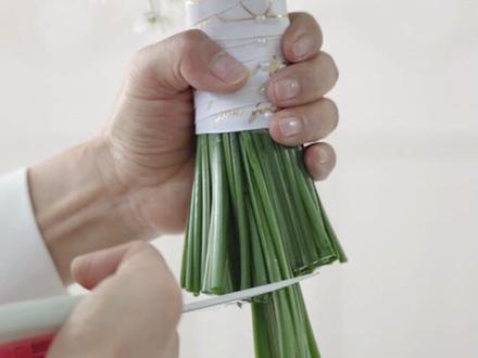 手捧花绑丝带教程来啦#昆明春雨鲜花花艺教学培训