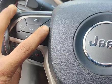 吉普自由光保养复位方法
第一步打开Acc不要启动
第二部方向盘左侧,按下ok键
仪表进入菜单模式
第三部安上下键进入车辆信息
第四部安左右键理由寿命页面
第五步 此时10秒连踩油门3次,保养显示100%,保养复位完成。@#汽车保养与维修 #每天一个用车知识 #汽车知识分享 #机油保养