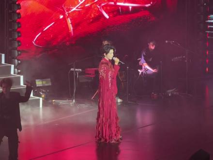 云旗&郝熠然·玫瑰少年
有些歌,唱一次是一次刻骨。第三场的玫瑰少年,温柔依旧,却比从前更坚定。
#云旗郝熠然 #演唱会 #广东云熠星河守护站