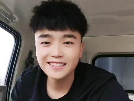 一辆4.2货车,一个月到底能挣多少钱?作为一个新手师傅,刚入行,就想放弃!#卡车司机#蓝牌货车4米2