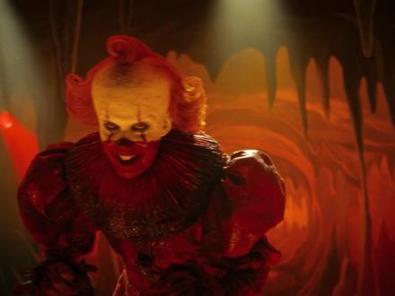 IT 欢迎来到德里第八集大结局 结局解释,客串场景和彩蛋! 欢迎来到德里,第八集大结局冬火彩蛋和参考资料,结局解释,为什么Pennywise可以穿越时间,跳到过去和未来。Pennywise的新背景故事解释。Madeline Stowe Kersh解释,Pennywise的女儿,IT电影时间线,第三集结束余波。1908 Pennywise狂欢节,更多史蒂芬·金IT电影交叉,小丑Pennywise的起源,他为什么选择小丑的形式,为了冲破黑暗,Pennywise的异次元来自。《海龟》、《深红之王》、《黑暗塔》、《史蒂芬·金宇宙》、《闪灵》中的跨界角色,比如迪克·哈洛伦、《迷雾》和其他史蒂芬·金电影的关联和彩蛋。欢迎来到德里,第二季预告。