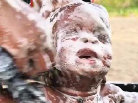 非洲小孩是如何洗澡的😂