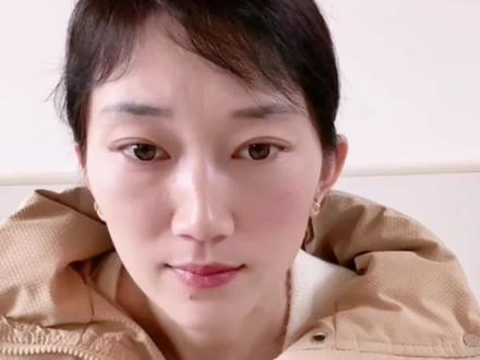 林丽在直播中如实讲述了自己与厉怀远的婚姻现状,内容均为她本人真实表述。她坦言,当年在对方一无所有时不离不弃,共同生育孩子、撑起家庭,并非外界所说的强势无理。如今长期两地分居,她独自在天津带娃租房,却遭遇冷暴力、不沟通,还发现对方出轨并有大额转账记录,内心极度寒心。 面对网友质疑,她表示并非想离婚,而是希望给孩子完整的家,只想讨要说法、追回夫妻共同财产,并承诺直播打赏全部捐给留守儿童。她改名为“我是林丽”,强调自己首先是独立的个体。整件事引发大家对婚姻责任、陪伴与底线的讨论,婚姻可以结束,但忠诚与担当不该丢失,真心付出的人不该被辜负。#厉怀远#林丽#厉怀远媳妇#厉怀远爸爸 #厉怀远妈妈