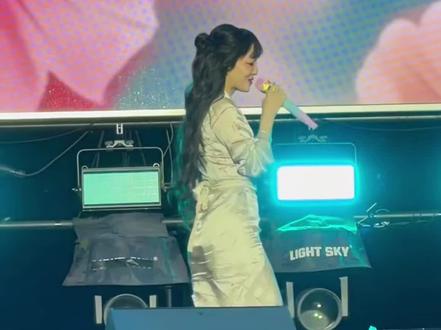 #潍坊奥体中心 #奥莉兔女神之夜
奥莉兔之夜总结:
张韶涵跑调;黄龄卡嗓;温岚忘词;薛凯琪穿的太多,唱的听不懂