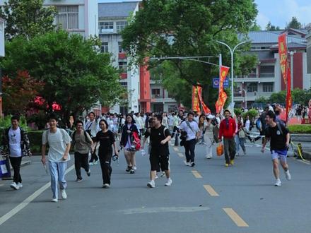 2025年高考最后一天,等待的家人们给考生满满的仪式感!祝所有高考学子旗开得胜,金榜题名!#2025年高考#第五届湖南旅游发展大会 #福地怀化懂你如家 #福地怀化如诗如画
摄制:杨培甜 吴笛尔
一审:杨培甜
二审:吴启荣
三审:杨森