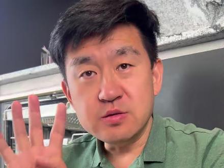 纯干货。正确使用洗碗机,请记住这四条Tipps!
以我家二十年使用洗碗机的经验,给大家分享4条正确使用洗碗机的经验。
1.洗碗机模式中,温度越高就耗电越多,洗碗时间越久就耗水越多。选择“自动节省模式”,把洗碗时间控制在2小时以内。
2.洗碗机不是万能的,不要把所有的餐具都一股脑扔进洗碗机。木质的东西得手洗。刀具要手洗;银质勺子也得手洗,不然银质勺子会发乌;镀金的高级餐具也得手洗,不然镀金会掉。很脏的盘子要稍微冲一下再放进洗碗机。
3.洗碗耗材要放进正确的位置。洗碗块要放到这里,而不是放在这里。光亮剂要定期补充。洗碗盐也要定期补充。
4.定期检查洗碗机的封条是否有霉菌,如果有霉菌,用专门的食品级的霉菌清洁剂处理,啥意思,就是不要用氯水这些强还原型型的除菌剂,用次氯酸钠类的除菌剂。每个月把过滤网拿出来清洗,每两个月用专门的洗碗机清洁消毒液给洗碗机洗个澡。#精打细算的德国日常 #洗碗机 #洗碗机真香 #厨房好物 #德国domol