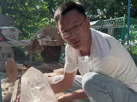村民刚刚抛光好的一根白水晶柱,迫不及待的让我去看,我发现里面竟然长满了像头发丝一样的黑发晶,还有像虱子一样的云母矿,天然水晶最大的魅力就在于它可以包罗万象。大自然真的太神奇了#天然水晶 #美石分享 #矿物晶体 #纯天然奇石 #水晶摆件