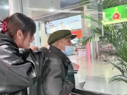 88岁爷爷机场接孙女一时竟没认出,确认是孙女后相拥大哭,瞬间让人泪目 #隔辈亲的天伦之乐 #爷爷的爱 #温馨的家才是港湾 #亲人团聚其乐融融