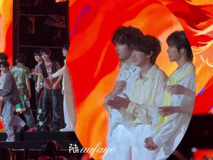 王橹杰下次看到哥哥宝宝忍不住笑就不要忍了,直接往前冲…#lm #穆祉丞 #王橹杰 #新年音乐会 #橹穆双人舞台