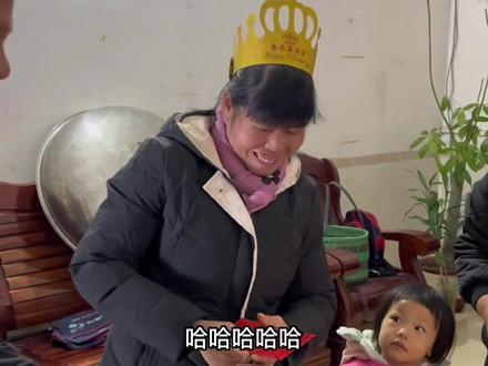 今天婆婆过生日,上街买点菜订个蛋糕,有的忙回来煮好菜天都黑完了,老公和公公都给了红包,我不一样,我给婆婆送点好东西😊#记录生活 #日常 #婆媳 @DOU+小助手 #记录生活点滴