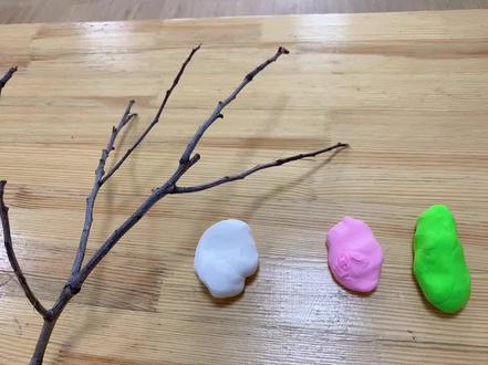 亲子手工《铁树开花》
目标:培养宝宝双手配合能力,增强手部精细动作两指捏,提升亲子感情!#亲子游戏 #幼儿手工制作