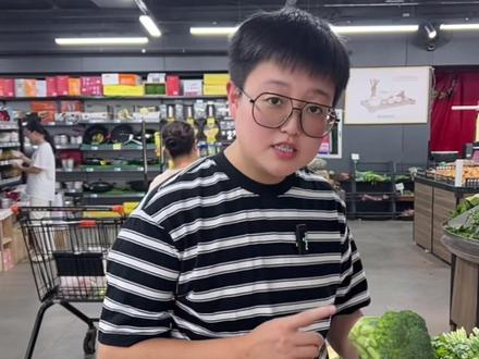 超级蔬菜西兰花🥦,TA到底厉害在哪? 今天好好扒一扒这个蔬菜界的明星--西兰花
核心优势:🍳藏在里面的“萝卜硫素
20世纪90年代,美国霍普金斯大学发现:西兰花中的“萝卜硫素”是关键活性成分。
V能促进身体合成解du酶,帮我们清除自由基和有害物质;∨ 调节yan症反应,对心脑xue管健康、预防慢性 bing都有好处。
🥬但吃西兰花,有两个“老大难”
做法不对就难吃,很多人不爱碰;
农残风险高,清洗起来费心。
我的懒人解决方案是:吃西兰花精华--轻松补营养,还能避开农残问题。
一挑对西兰花精华,这步最关键市面上很多产品标“100%西兰花提取物”,但 提取物主有效成分!我们要的是萝卜硫素(西兰花的核心价值),所以一定要看:
是否明确标注 标准化萝卜硫素含量。比如我一直在吃的这款,就敢清清楚楚标着“含13%萝卜硫素”--这意味着:
√活性有保证:每一口都是高活性的核心成分不是无效杂质;
√ 浓度够实在:1颗的有效成分~2颗大西兰花吃1颗抵得上费劲做一大盘;
√ 性价比高:不用为“无效提取物”买单
反观那些只说“提取物”却不标萝卜硫素含量的,很可能是“空壳产品”,吃了等于白吃!
🌱最后提醒
补剂再优秀,也替代不了多样化饮食。搭配新鲜蔬菜吃,营养更全面;
但如果实在不爱吃西兰花,选对精华确实是省心的“捷径”。
#西兰花 #营养蔬菜 #抗癌蔬菜 #超级蔬菜