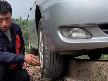 轮胎悬空自己如何自救#每天一个用车知识#抖音热门