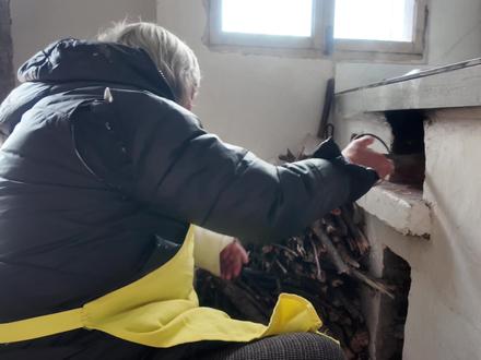 其实我感觉虽然现在的舆论导向大多数都指向女性在婚姻中受到没有人权,失去本身价值,自身的生育价值被排在人格上的困局。我感觉其实男性也面临这样一个困局,但是这个方面往往在大家讨论的时候会被人忽略,人们都会默认男性就是能生的,就算不能生,他可以找一个离婚带娃的女性结合,这样他就拥有了小孩,而且家里也不会因为他不能生说这个男的什么东西。但是其实我感觉大家还是会面临一些这个问题,当你的(不论性别)个人特点全部被磨灭,大家对于你的要求就是你的家庭状况、你的生育能力、你的社会身份等这些特点时(我感觉有点像相亲),我觉得是一个很痛苦的事情,没有人在意你是一个什么样的人,我们在一起就是为了成为对方合格的生育搭子,当你不能生,不论男女统统给我换掉,都不要。我感觉这个想法很不健康,只是表面上一直困扰的是女性(可能是女性的生育年龄更短),其实对于有这样问题的男性应该也是具有同样的困扰的。功能性的婚姻,虽然说婚姻包含权衡利弊,但是如果全部处于这样一个功利的状态,磨灭人的个体差异性,仅仅用单一但重要的标准去包括一切,我不知道男性害不害怕,反正我觉得我很害怕。
我可能是一个些许悲观的人,我和我奶奶细数这些年遇到的不幸的家庭,可能两个人又刚好匹配相爱,一起传宗接代,但是有很多小概率事件无时无刻不在发生,比如说小孩有先天的疾病、或者后天的早亡,这个时候,你恰恰只有这一个小孩,人到中年,无法再生,该如何解决这个问题呢?所以现在很多人如果要生,多生几个小孩对于父母是最划算的选项,生育损伤是第一次生最重,后期风险逐孩递减,养小孩的成本,除了奶粉和基础学费,基本上第二个都可以直接继承第一个娃的物资,而且小孩长大后,多个子女,被抛弃的概率更小。其实虽然大家是一家人,但是你的命运、你丈夫/妻子的命运、你的每一个小孩的命运都是不同的,大家虽然在一个家庭里,各自的感受也都是不同的。有的时候我也感觉挺恐怖的,命不由人啊......
我不知道大家能不能明白我的意思,我想表达的是,在性别与生育的议题下,男性,不论你是处于什么阶级,财富与一个人的思想也并不挂钩,都不能以生育的宏观的课题去绑架不去生育的女性,这不仅仅是对女性的尊重,也是对男性本身的尊重,如果你在一个女性不能生育的时候抛弃她,和经常被男性辱骂的在男性没钱的时候抛弃他的人有什么区别呢?自己站到自己被羞辱的地方,然后反过来以同样的方式霸凌另一个性别的弱势人群吗?