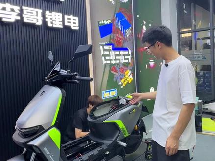 武汉粉丝m3 95cmax闪骑新车+锂电套餐 整车套餐这块,安装师傅越来越麻利,2个老师傅37分钟全部搞定#九号m395cmax #李哥锂电 #九号