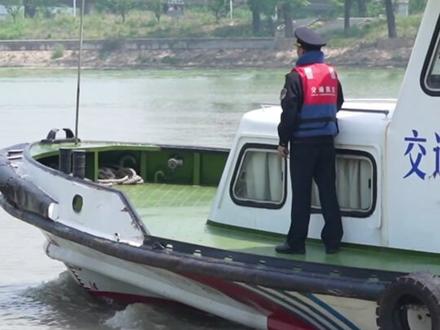 5月1日上午9时,一条货船搁浅南太湖口,“南太湖卫士”半小时赶到救援,帮助货船脱险。#五一我在岗平安我守护 (湖州交通执法供稿)