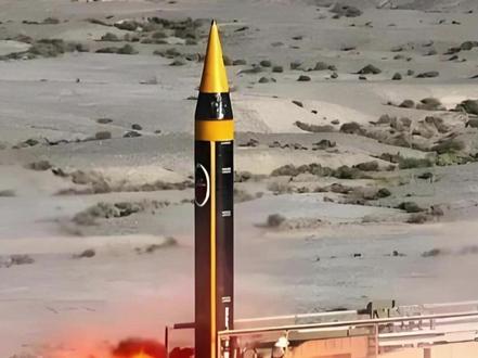 伊朗三种导弹齐上阵,15马赫+末端变轨,为何成为反导克星?3 全世界都在问同一个问题:美军和以色列耗时数十年、砸下超过1200亿美元打造的多层防空反导体系,真的能扛住伊朗持续不断的精准打击吗?这个看似毋庸置疑的答案,在2026年3月22日凌晨被彻底改写。当伊朗第73波跨昼夜反击准时打响,法塔赫、卡德尔、伊玛德三款主力导弹形成梯次打击编队,搭配自杀式无人机协同突防,密集火力直扑以色列南部四大战略重镇与美军海湾三大核心基地时,那层被西方媒体吹上天的“坚不可摧”防空遮羞布,被彻底撕得粉碎。#伊朗#硬核深度计划#全球创作者计划#零基础看懂全球#时代的荣耀