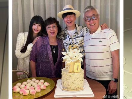 林俊杰官宣了!老林刚刚发了他们全家和他女朋友的合照!祝福送上!#林俊杰 #林俊杰官宣恋情 #JJNews