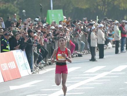 2026扬州半程马拉松,李美珍以(01:10:37)的成绩完赛,中途跟梁田田有配合,自己恢复的不是很好已经尽力了#极度配速 #2026扬州半程马拉松