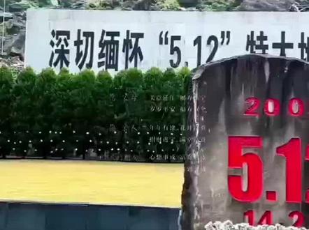 2008年,汶川一对情侣正准备结婚,新郎却在地震中不幸丧生,不料10年后,他竟在千里之外奇迹“复活”,并与他人结了婚……这对情侣名叫陈浩和苏珊,从小两人就是青梅竹马,在成长的过程中两人逐渐互生情愫,进而在一起。
在甜蜜的爱情长跑之后,两方的家庭决定于2008年6月12日,举办他们的婚礼。为此,苏珊的父母还给了陈浩30万作为这个小家庭的启动资金。
然而,正当所有人都喜气洋洋的筹备婚礼时,5月12日汶川发生了地震。这一次的地震震碎了万千美好家庭,震碎了无数美满的梦。
陈浩和苏珊的家庭也不例外:震后,外出办事的陈浩了无音讯;两个家庭也只有陈浩的母亲和苏珊有幸活了下来。
于是,充满悲痛的二人一直相依为命的活着。时光匆匆,面对陈浩这个她们共同深爱的作为儿子、作为未婚夫的男人,十年了,她们都没有忘记。
苏珊一直在到处打听陈浩的消息,她不相信就这样死了,她放不下和陈浩十几年的深厚感情。可能是上帝听见了这两个女人的呼唤吧。
2018年的一天,苏珊远在广州的朋友打电话告诉苏珊,她见到陈浩了。
一听到这个消息,苏珊连夜买了机票赶去广州。
在飞机上,十年来的辛苦等待一直在眼前闪动,她有太多的问题想搞清楚了:他到底是不是陈浩?如果是的话为什么活着却不回来?为什么要躲在广州不来找她们?一切一切的问题,在苏珊看到陈浩以后都化为了一串一串的眼泪,她想拥抱陈浩,嘴里叫着陈浩的名字。
但陈浩仿佛不认识苏珊一样,连连摆手说:“不好意思女士,你真的找错人了,我不叫陈浩,我叫佟逸杰。”
那一刻,苏珊一下子懵了,她看着眼前的这个男人分明就是陈浩,那么熟悉,又那么陌生。
这个时候,“佟逸杰”的妻子也走出来了,不耐烦的说道:“我们都说过很多遍了,他叫佟逸杰,从小在孤儿院里长大,根本就没有任何的亲人,也没有所谓的未婚妻。请你们离开,不要再纠缠了。”
放不下心中的疑惑,苏珊叫来了陈浩的妈妈。
这位因为想念丈夫、儿子而头发花白的老妇人,一看见“佟逸杰”就泣不成声,她无比的确定这就是她的儿子陈浩。还说出了最关键的证据,自己的儿子脖子上有一把长命锁!
这个时候,“佟逸杰”的妻子发话了,生气的说:“你这个老太太别再胡搅蛮缠了,世界上带长命锁的人那么多,难不成都是你儿子陈浩了?”
老太太听了并不准备反驳,只是眼含热泪、嘴唇颤抖的说:“我儿子的长命锁里面有他的出生年月日。”字体有限#情感共鸣#情感#真实改编(下集点头像