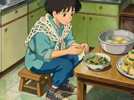 第一章:春之苏醒 · 油豆腐酿油菜花
春风像一只温柔的手,拂过山岗,于是,田埂间、山坡上,便被泼上了一片片惊心动魄的明黄。油菜花开了,浩浩荡荡,像是大地最灿烂的微笑。
小梦提着小小的竹篮,走在田埂上。露水打湿了她的布鞋边,蜜蜂在耳边嗡嗡地忙碌着。她小心翼翼地采摘着最新鲜、最娇嫩的油菜花尖,指尖沾染了清新的植物气息。
“城市里的春天,总是在地铁站和写字楼之间匆匆溜走。而这里的春天,是可以吃进嘴里的呀。”她喃喃自语。
厨房里,灶火正旺。小梦将采回的油菜花焯水,挤去多余的水分,与剁好的土猪肉糜混合,调入简单的盐和酱油。她将方形的油豆腐用温水泡软,小心地撕开一个小口,像为一个沉睡的宝贝打开一扇窗,然后将碧绿如玉的馅料一点点酿进去。
酿好的油豆腐整齐地码在砂锅里,加入清水和高汤,慢火细炖。渐渐地,油豆腐变得饱含汤汁,柔软得像一朵朵吸饱了阳光的云。馅料的鲜香与油菜花独特的、略带清苦的春天气息,随着蒸汽弥漫了整个厨房。
当小梦揭开砂锅盖的瞬间,一股混合着豆香、肉香和花香的温暖气息扑面而来。她夹起一个,轻轻吹气,咬下去——外皮的柔韧,内馅的鲜嫩多汁,以及油菜花那一丝若有若无的苦后回甘,仿佛将整个明媚而富有生命力的春天,都包裹在了口中。
院子的石桌上,白瓷碗里盛着淡黄色的油豆腐酿,旁边是池塘里大白鹅悠闲的倒影。小梦觉得,生活从未如此踏实而完整。#治愈 #田园生活 #治愈系风景 #AI