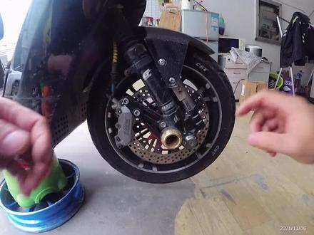 简单动手解决两轮电动车摩托车前轮动平衡静平衡#男人的玩具 #小牛电动