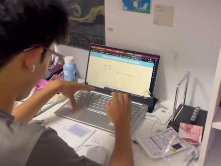 高考加油 距离2025年高考还有13天,突然想起来去年自己的查分时老姐帮忙记录留下的宝贵视频。记得当时特别激动,耳机里放着的还是好运来,好运来,好像是没到八点就可以查分数了,一开始自己还不太敢点,老姐一直催我(大家忽略主播脏脏的桌面👊),我只能安慰自己道,接受一切发生吧,这么说是因为高三一年都没有看好过,从摸底考试到一模、二模、三模,越考越差,觉得自己真的在好好学了,为什么就是考不好,真正看到屏幕上的628一开始自己是懵了的,不太相信,因为高三一年还没有考过600分,后来反复确认是自己考了628。高考是超常常常常发挥的,还是要感谢高考,让我来到了我之前想都不敢想的地方。最后还是祝25级的高考考生都可以超常发挥,去自己理想的学校#高考 #高考加油 #25高考 #高考差分