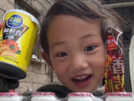 又到了零食局啦这里面有没有你爱吃的呀😋童年的味道#萌娃搞笑日常 #阿妍妹妹 #吃货宝宝