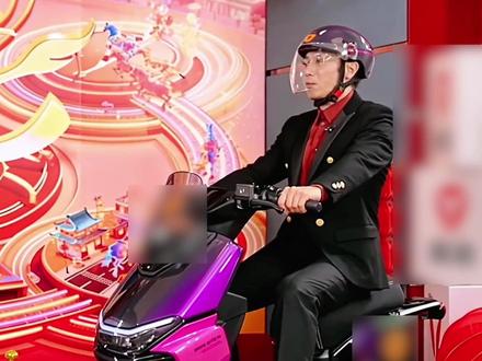 随澄想呢,比马年头套先来的是撒老师的头盔#谁懂啊春晚骐骥竟然不是马#范十三探班撒贝宁展示绝活 #撒贝宁 #范十三和他的科技武侠梦 #撒贝宁御剑飞行初体验