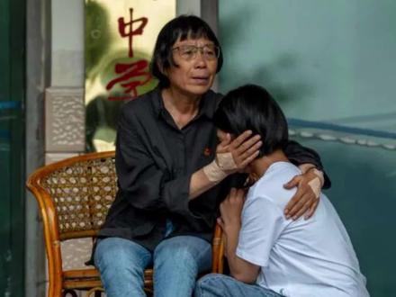 她身患23种疾病,却强忍病痛,坚持扎根大山,助1800名大山女孩上大学,拯救三代人。她叫张桂梅!#张桂梅 #高考 #感动人物 #励志正能量