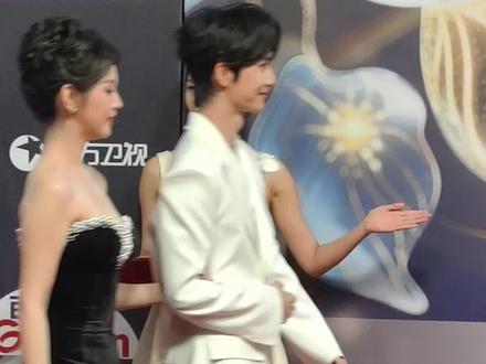 #李柯以 #王培延 同框亮相,老五好暖心啊!#微短剧品质盛典 #微短剧品质盛典红毯直播